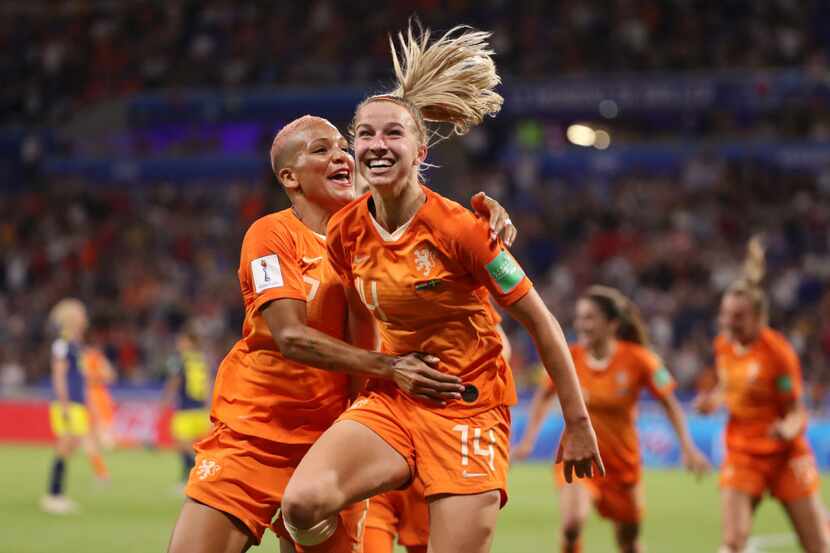 Jackie Groenen celebra su gol para el triunfo de Holanda sobre Suecia en las semifinales...