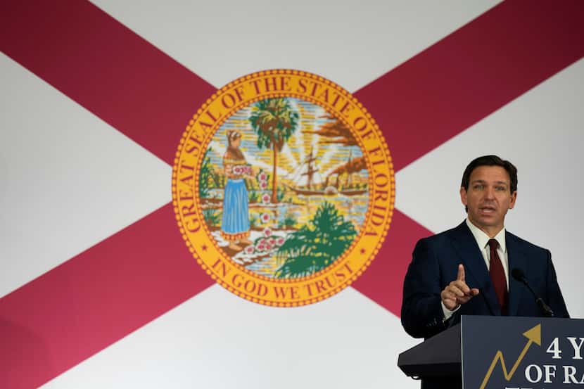 El gobernador de Florida Ron DeSantis durante una conferencia de prensa para la firma de...