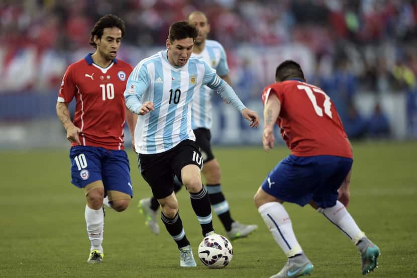Lionel Messi y la selección argentina cayeron al sexto lugar de la eliminatoria. (AFP/GETTY...