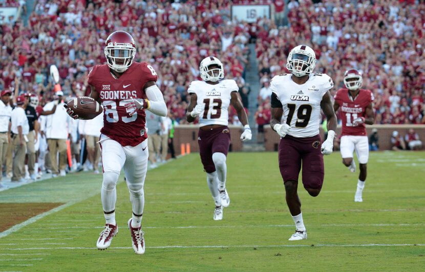 NORMAN, OK - SEPTEMBER 10 : Wide receiver Nick Basquine #83 of the Oklahoma Sooners outruns...