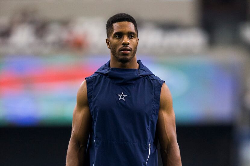 Dallas Cowboys cornerback Byron Jones (31) warms up before an NFL game between the New York...