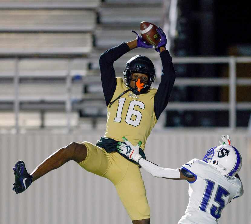 South Oak Cliff's Trey Jackson (16) makes a leaping catch for a touchdown over Seagoville...