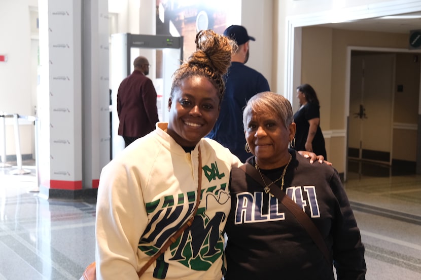 Raisha Allen (left) and Yolanda Allen pose for a photo before Game 3 of the NBA Western...