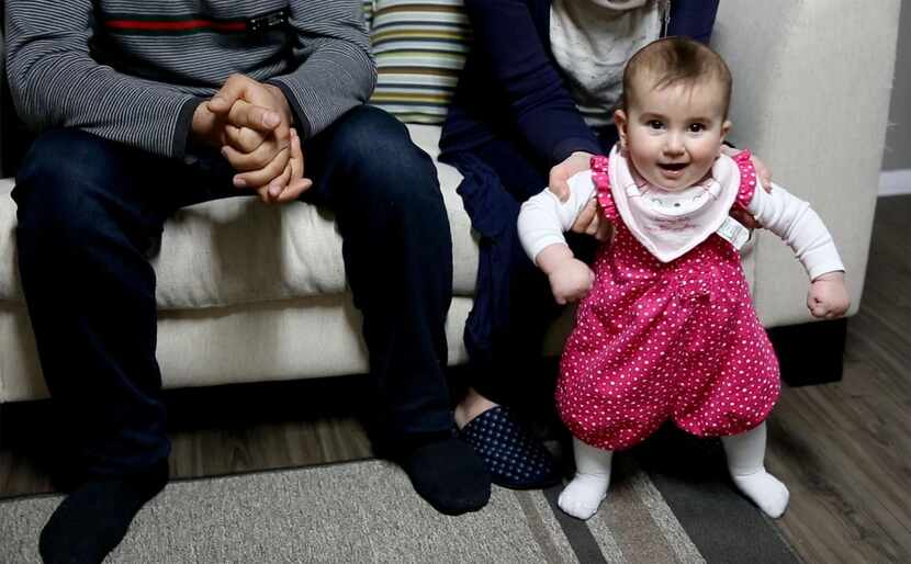 Sidra Jawish, de 9 meses, junto a sus padres Moustafa y Reem Khero. Esperaban reunirse con...