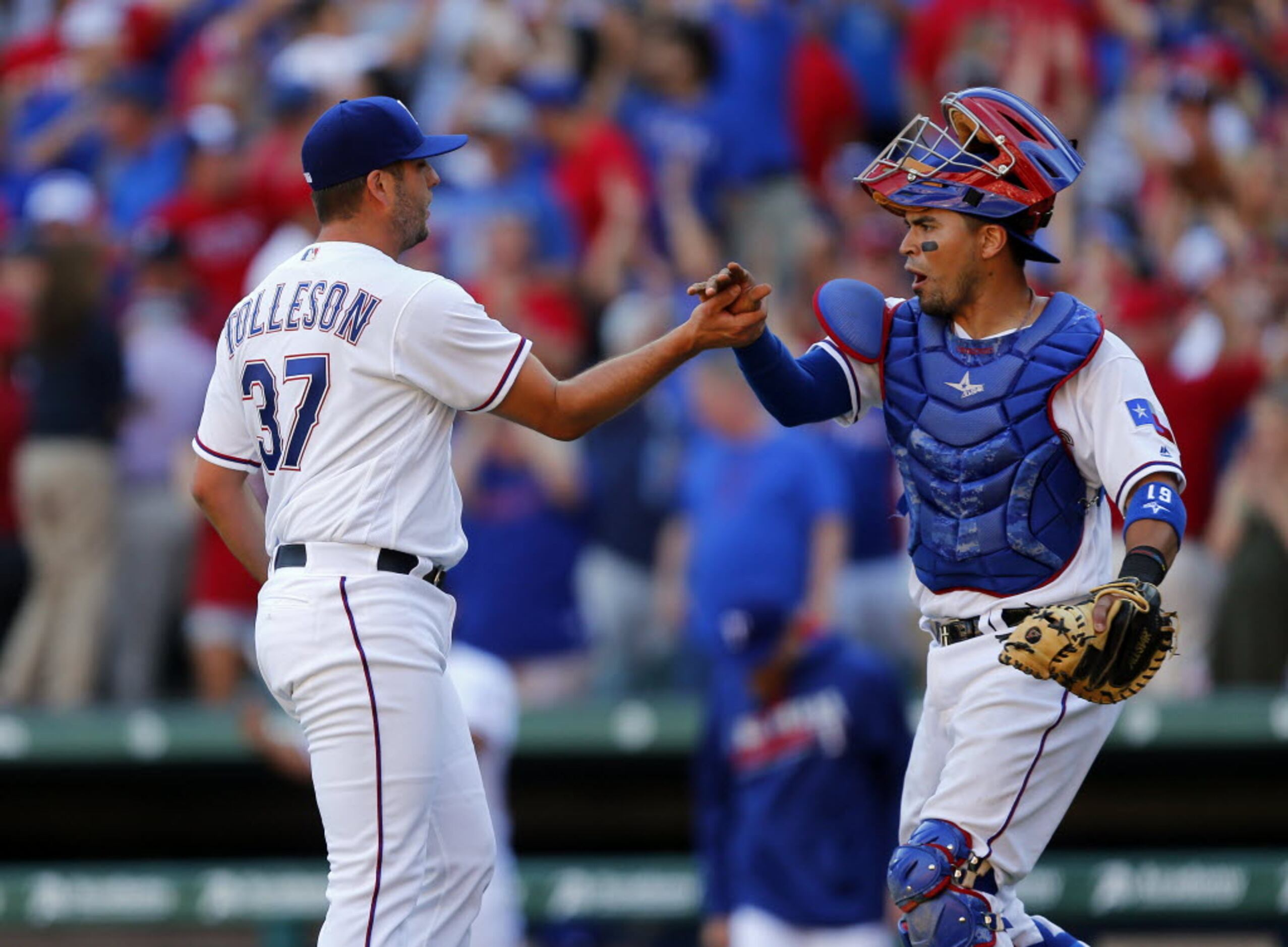 Former Ranger Ian Kinsler dons Israel baseball jersey for ALCS Game 3  ceremonial first pitch