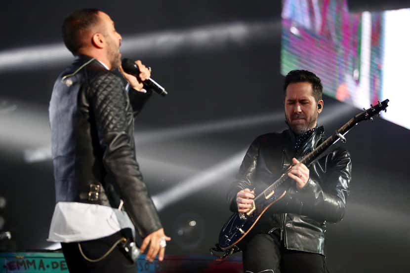 Camila y Sin Bandera se presentan en concierto de su gira 4latiDos en Grand Prairie, el 22...