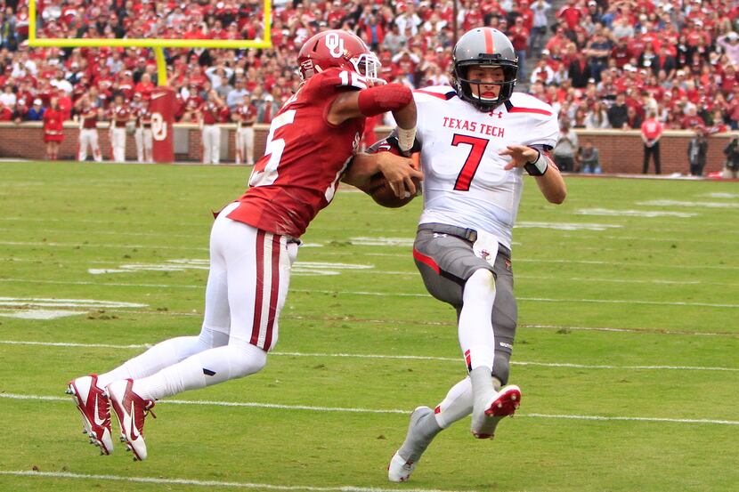Oct 26, 2013; Norman, OK, USA; Texas Tech Red Raiders quarterback Davis Webb (7) attempts to...