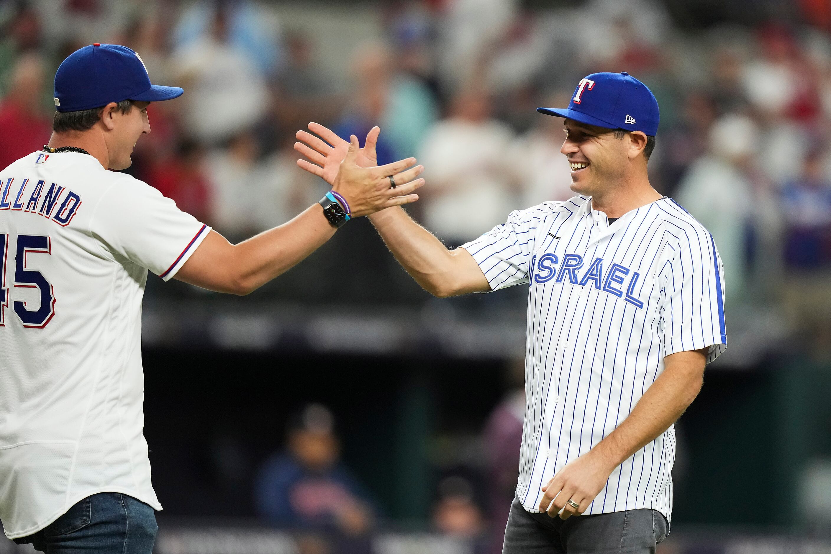 Video: Ian Kinsler waves to Rangers' dugout after hitting homer in