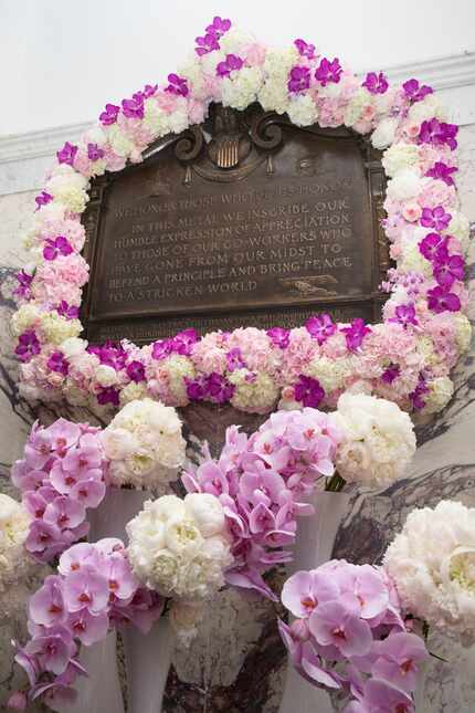 ARCHIVO - Un arreglo de flores adorna la placa en memoria de Isidor y Ida Straus durante una...