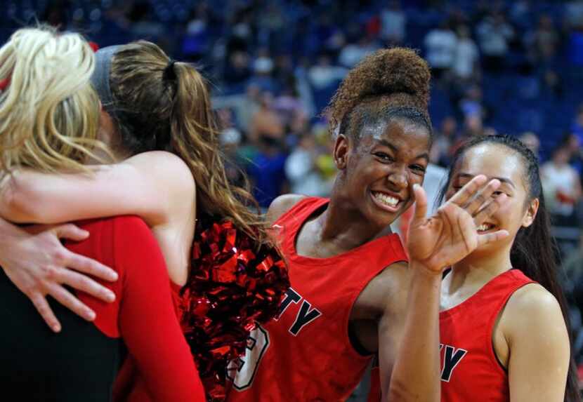 

Randi Thompson mugs for camera as teammates celebrate their victory. Kerrville Tivy v...