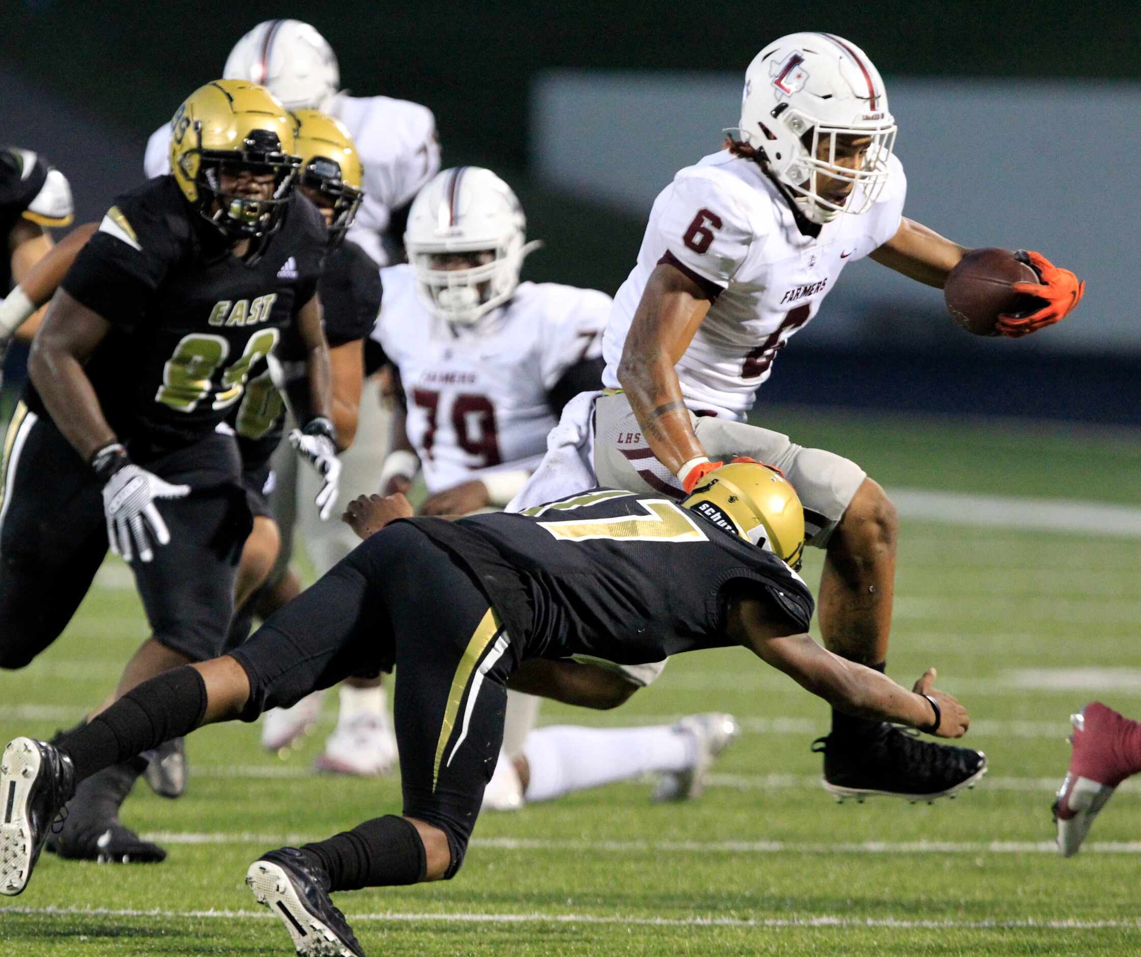 Lewisville RB Damien Martinez (6) heads to the end zone for the farmers’ first touchdown in...
