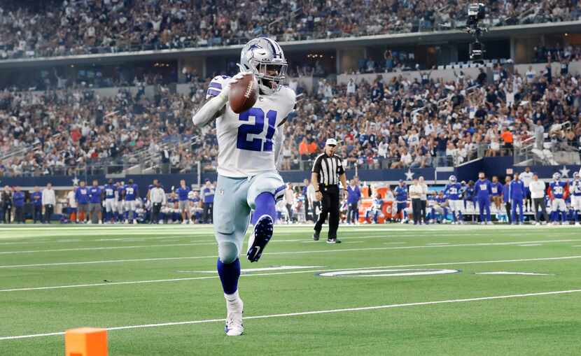 Dallas Cowboys running back Ezekiel Elliott (21) high steps it into the end zone for a third...