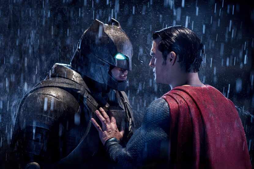 Ben Affleck en el papel de Batman, izquierda, y Henry Cavill en el papel de Superman en una...