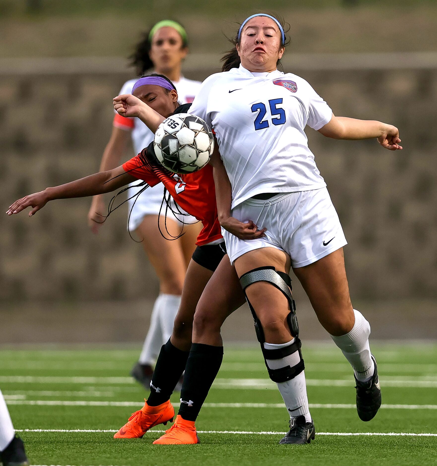 Duncanville Hayley Torres (25) tries to control the ball against Rockwall Iriana Sarpy (2)...