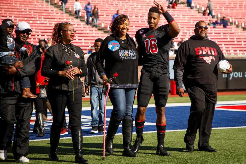 SMU wide receiver Courtland Sutton waves to the crowd as he is introduce with his family...