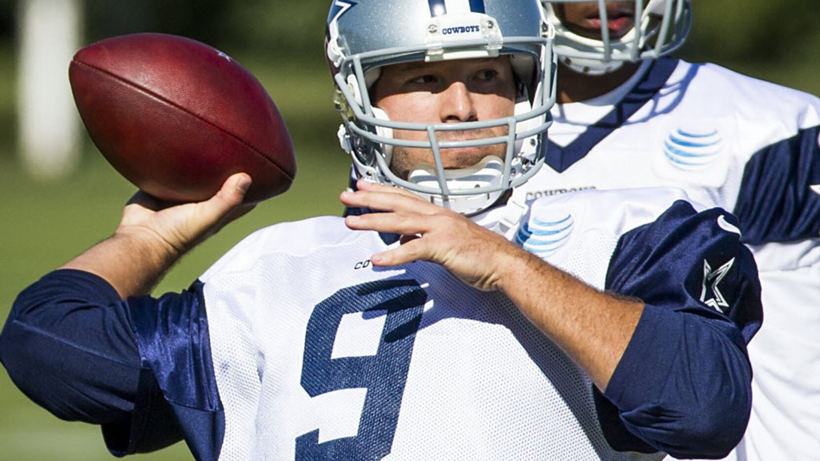 Cowboys' Tony Romo will wear extra padding under XXL shirt to protect  collarbone