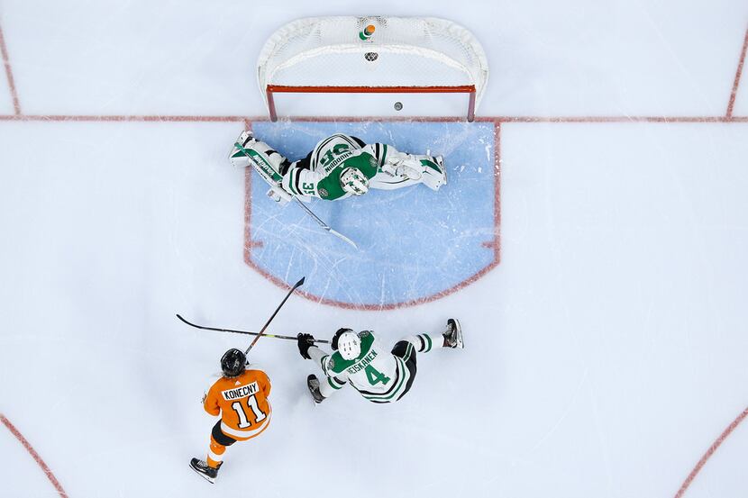 Philadelphia Flyers' Travis Konecny (11) scores past Dallas Stars goaltender Anton Khudobin...
