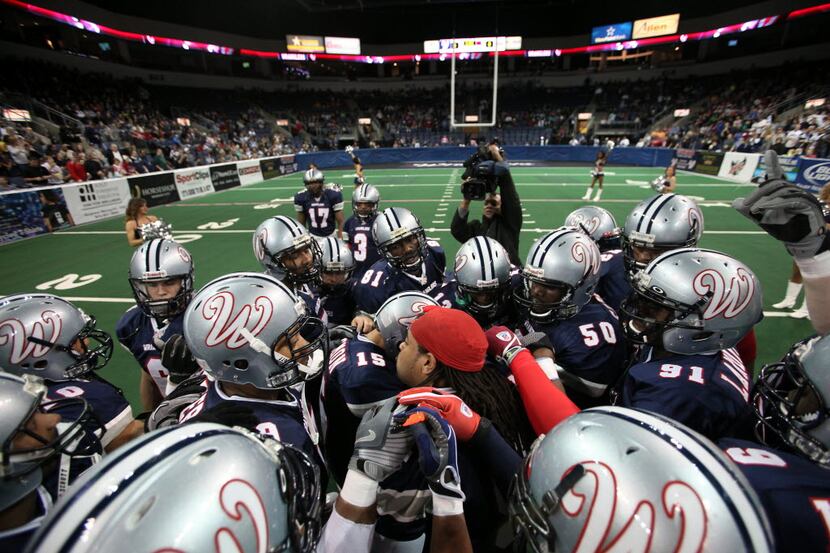 Former NFL receiver Terrell Owens (81), top center, playing for the Allen Wranglers with his...