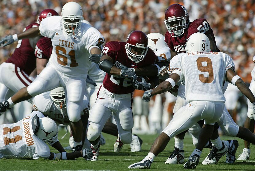 DALLAS - OCTOBER 12:  Running back Quentin Griffin #22 of the Oklahoma Sooners battles for...