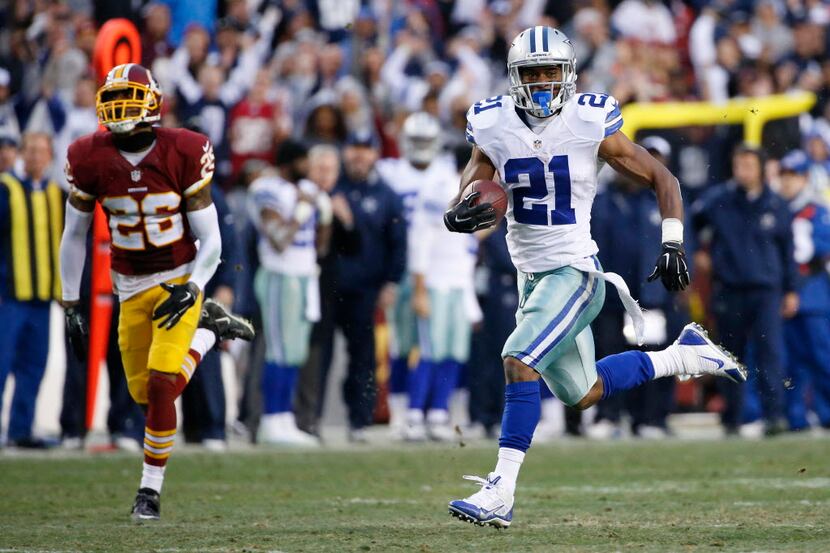 Dallas Cowboys running back Joseph Randle (21) rushes for a 61-yard touchdown in the fourth...
