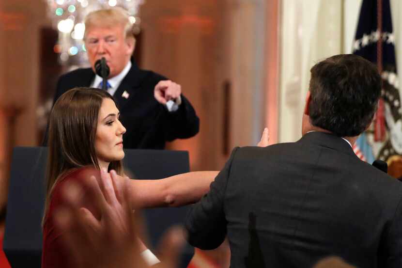 Mientras el presidente Donald Trump apunta su dedo hacia el reportero de CNN Jim Acosta (a...