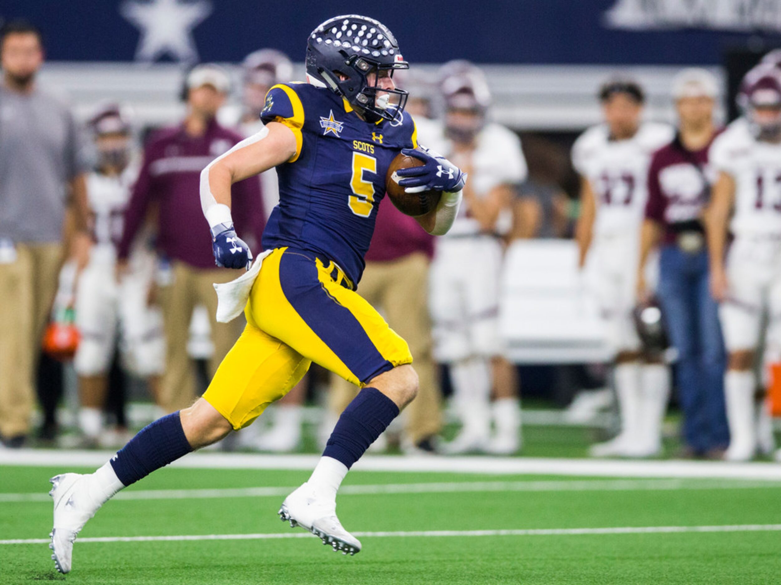 Highland Park receiver Case Savage (5) runs to the end zone for a touchdown during the first...