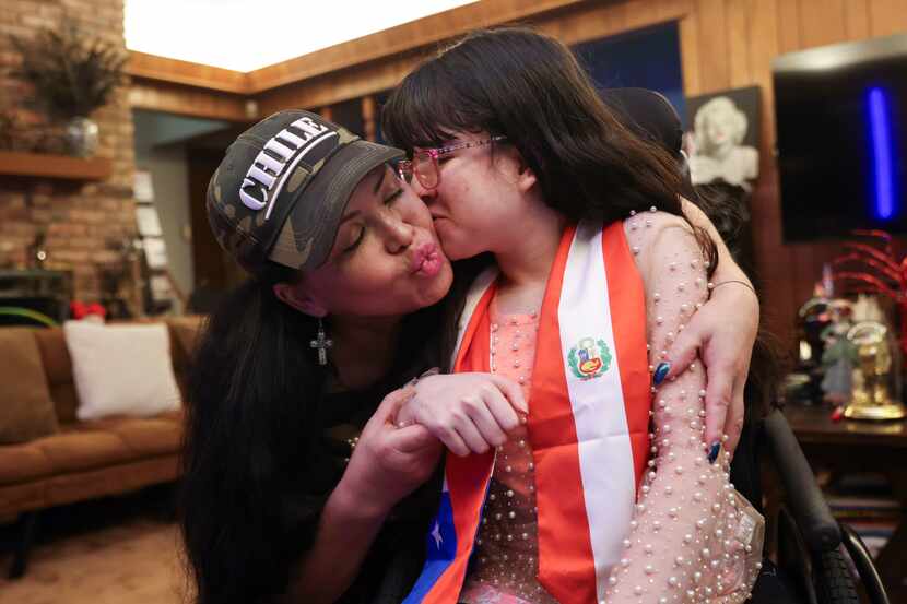 Riggel Tasayco, de 20 años, besa a su madre Teresa Espinoza, entre una sesión de retratos,...