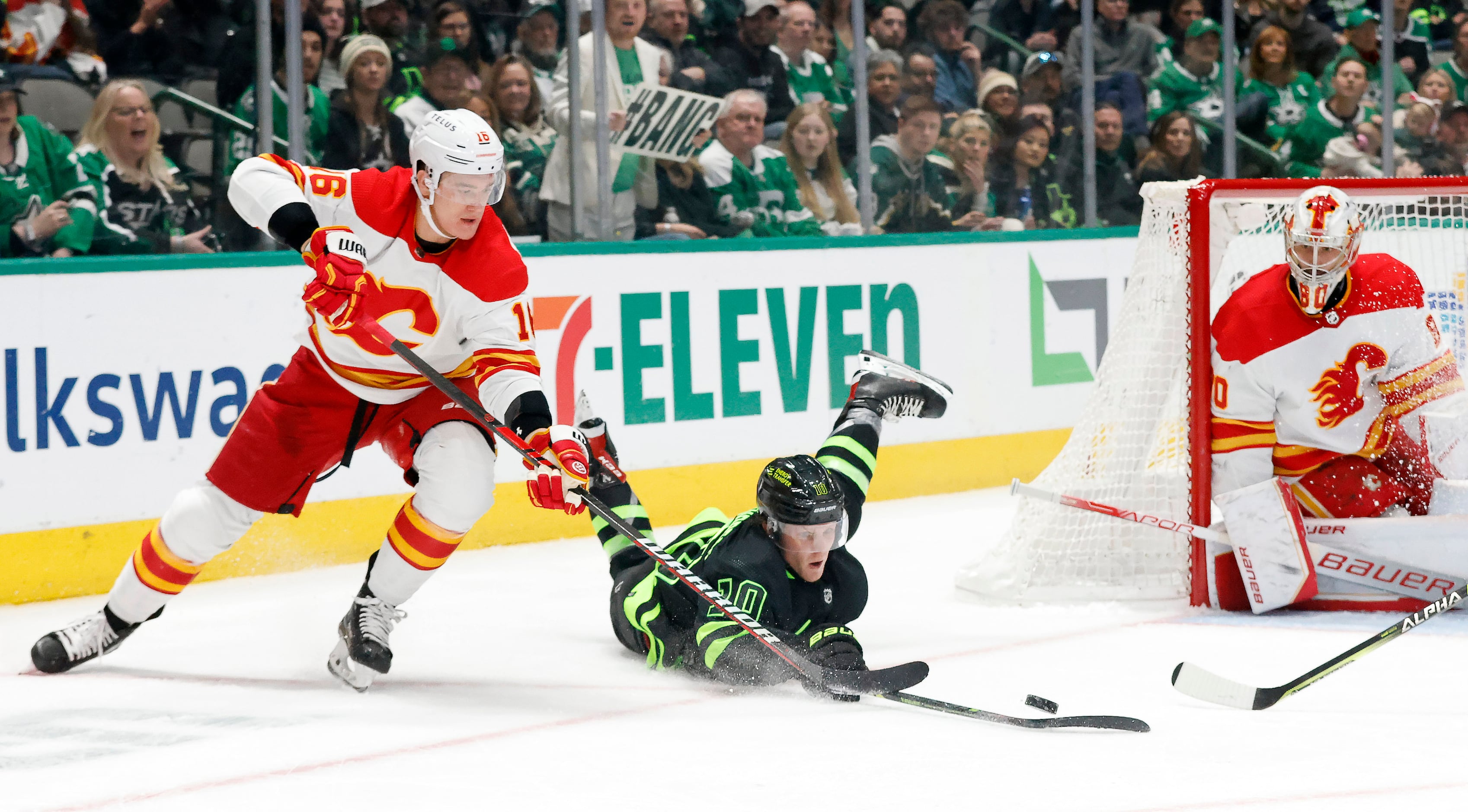 Flames score 4 goals in 2nd period, hold off Stars 6-5