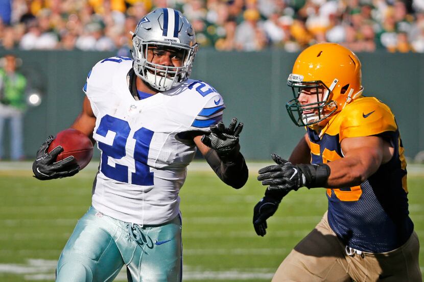 Dallas Cowboys running back Ezekiel Elliott (21) rumbles past Green Bay Packers inside...