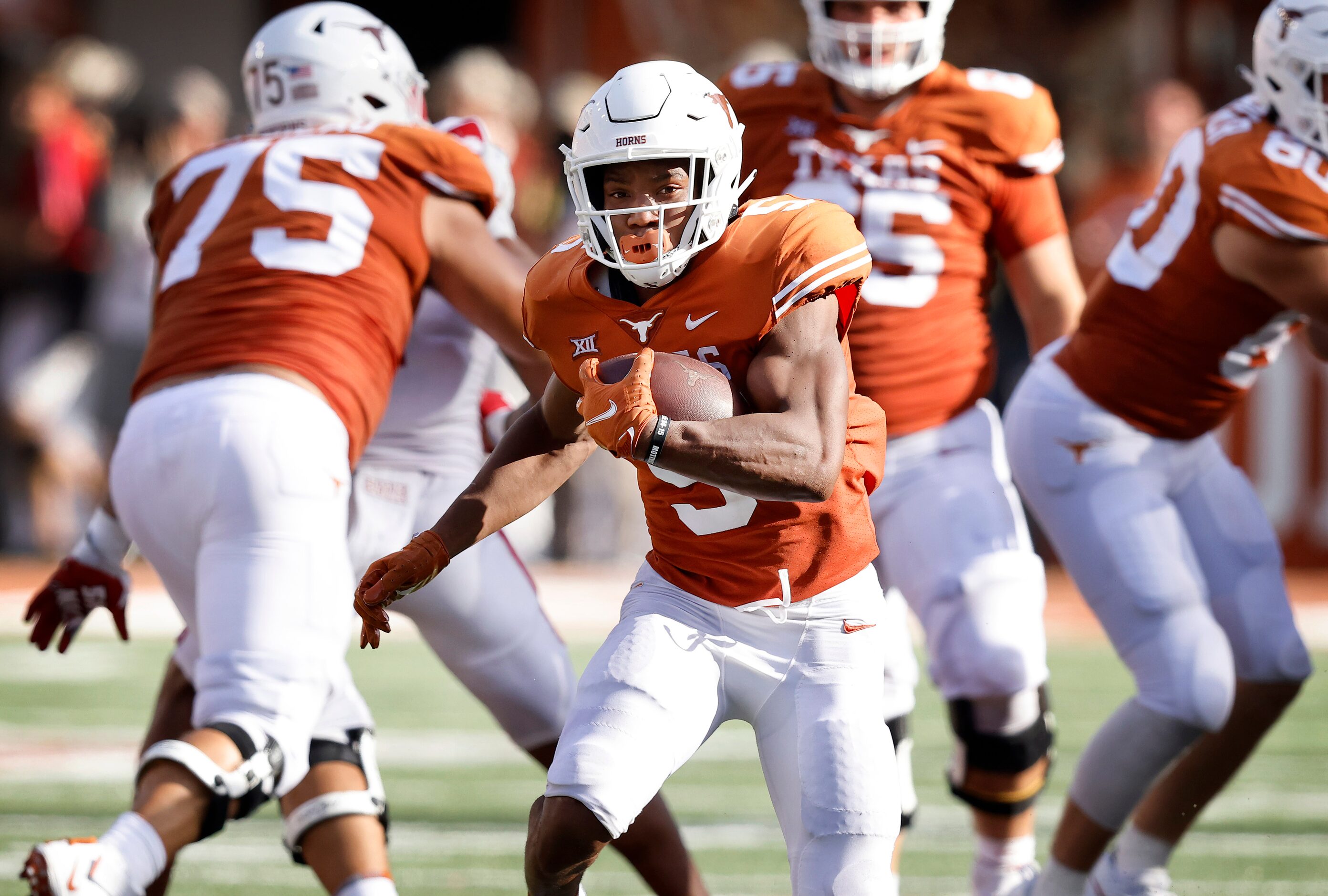 Texas Longhorns running back Bijan Robinson (5) breaks away for a big third quarter run...