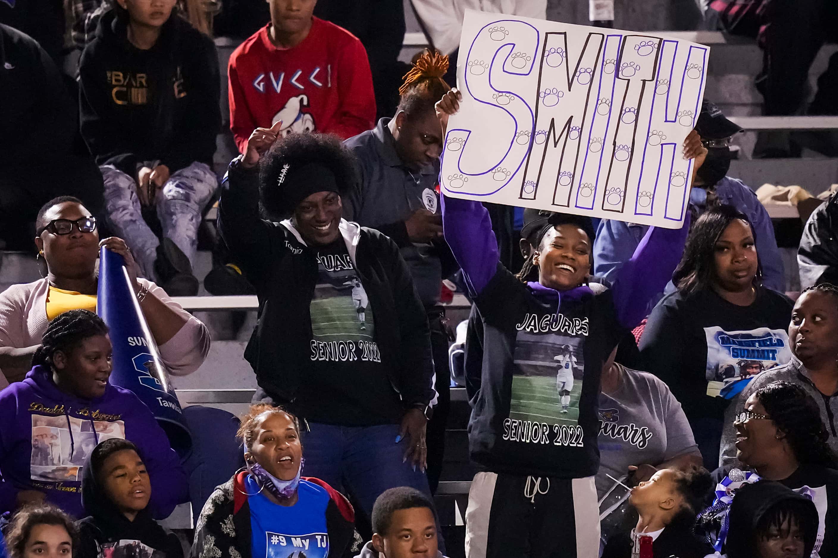 Mansfield Summit fans cheer defensive back Tavare Smith Jr. during the first half of the...