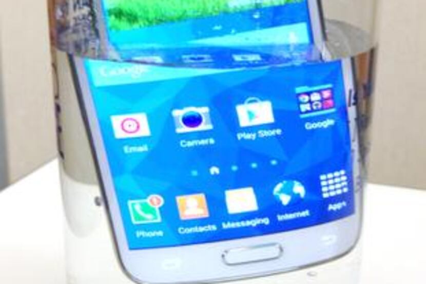 
Samsung’s Galaxy S5 can survive a dunk.
