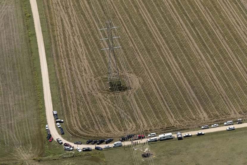 Autoridades inverstigan en la zona donde cayó el globo aerostático cerca de Lockhart, Texas....