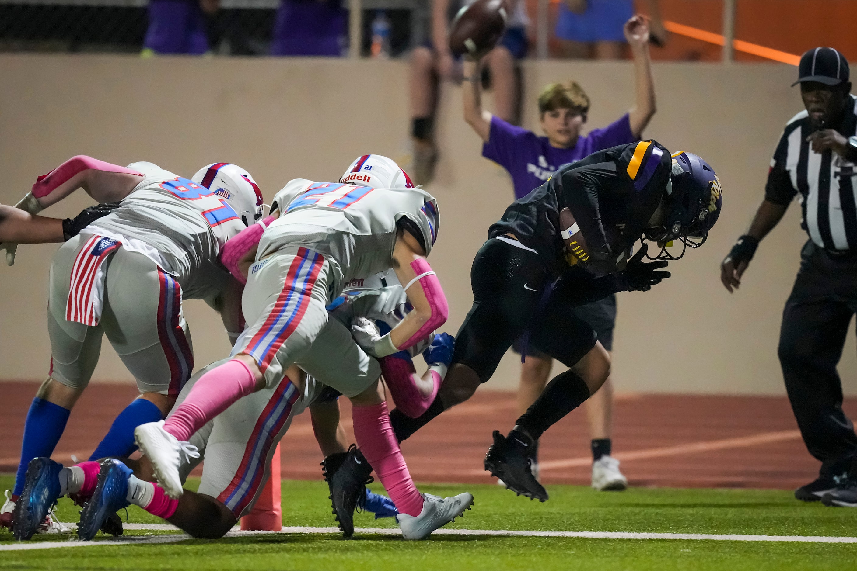 Richardson’s Evan Tabora (3) scores on a 17-yard pass completion during the second half of a...