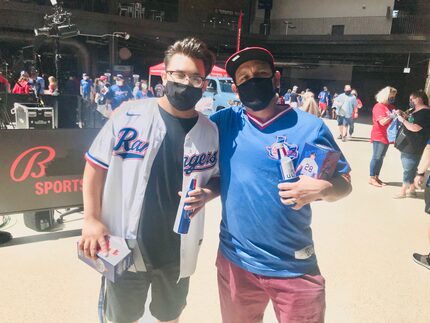 Giovany Quirarte (izq) y Roberto Rodríguez estuvieron presentes en el juego entre Rangers de...