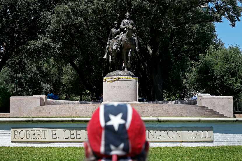 Johnny Carpenter looks at the statue of Robert E. Lee at Robert E. Lee Park in Dallas,...