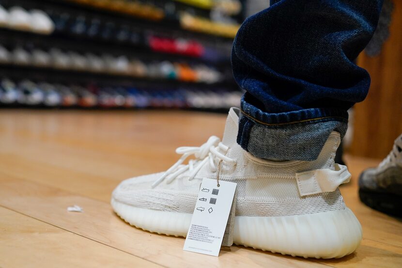 Un cliente se prueba un modelo Yeezy, de Adidas, en una tienda de Nueva Jersey, el martes 25...