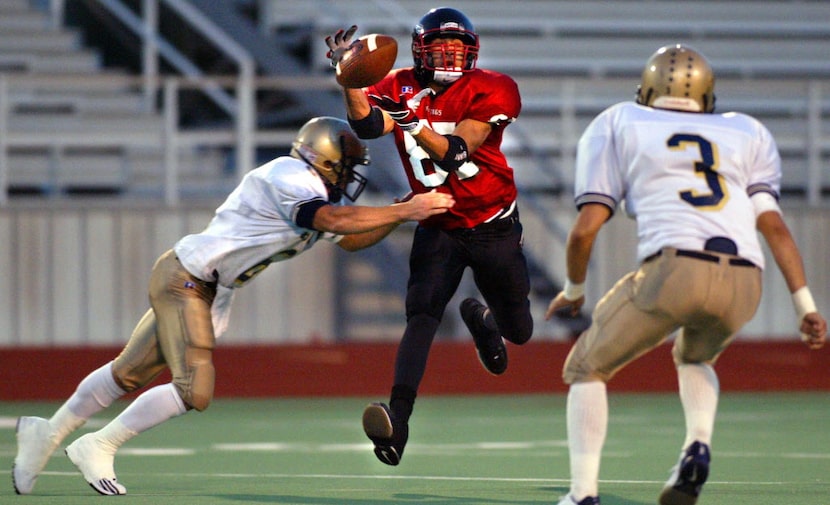 Former Creekview High School' wide receiver Corey Wilson (87, center) .