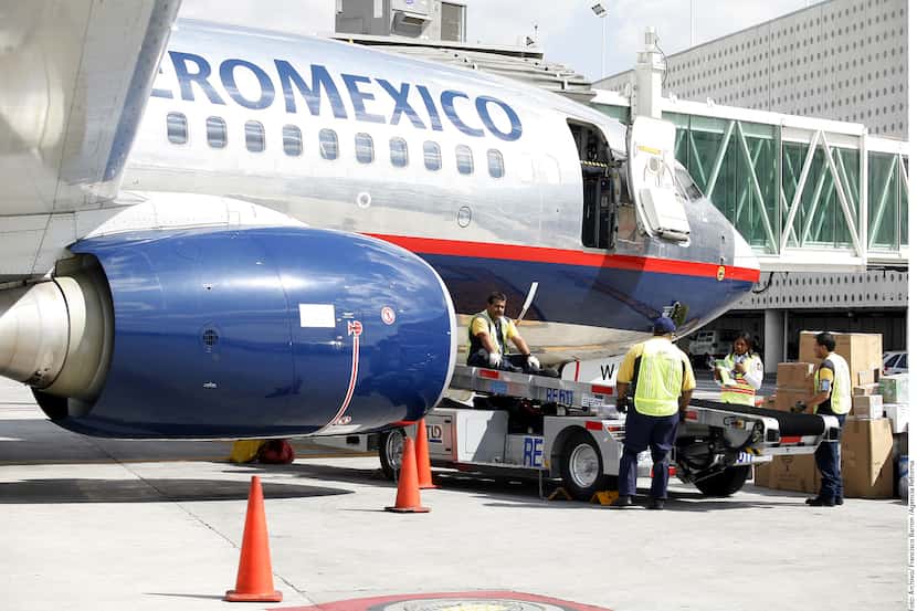 Un avión de Aeromexico es cargado con equipaje en la terminal 2 del Aeropuerto Internacional...