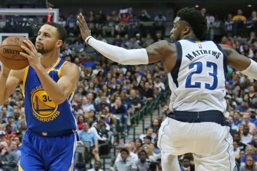 Golden State Warriors guard Stephen Curry (30) shoots as Dallas Mavericks guard Wesley...