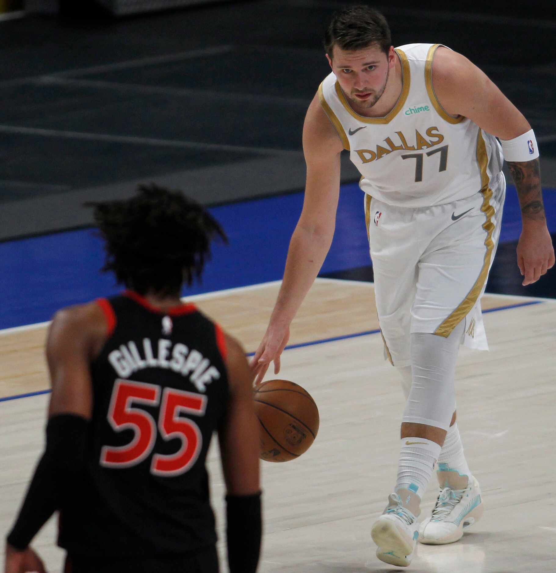 Dallas Mavericks point guard Luka Doncic (77) eyes the defense of Toronto forward Freddie...