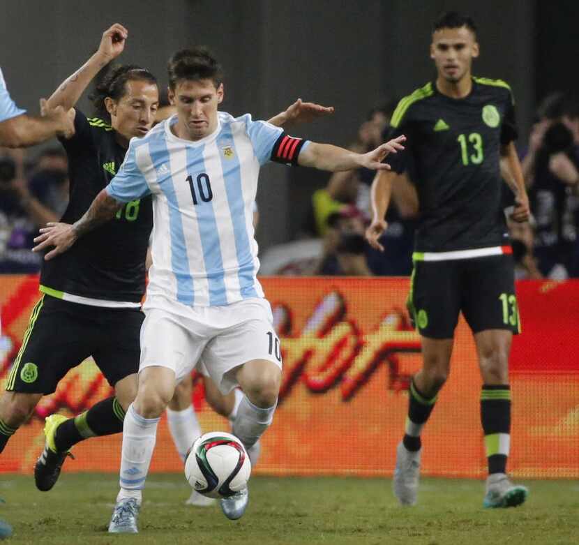 Lionel Messi y Argentina enfrentaron a México en septiembre de 2015 en Arlington. Foto AP
