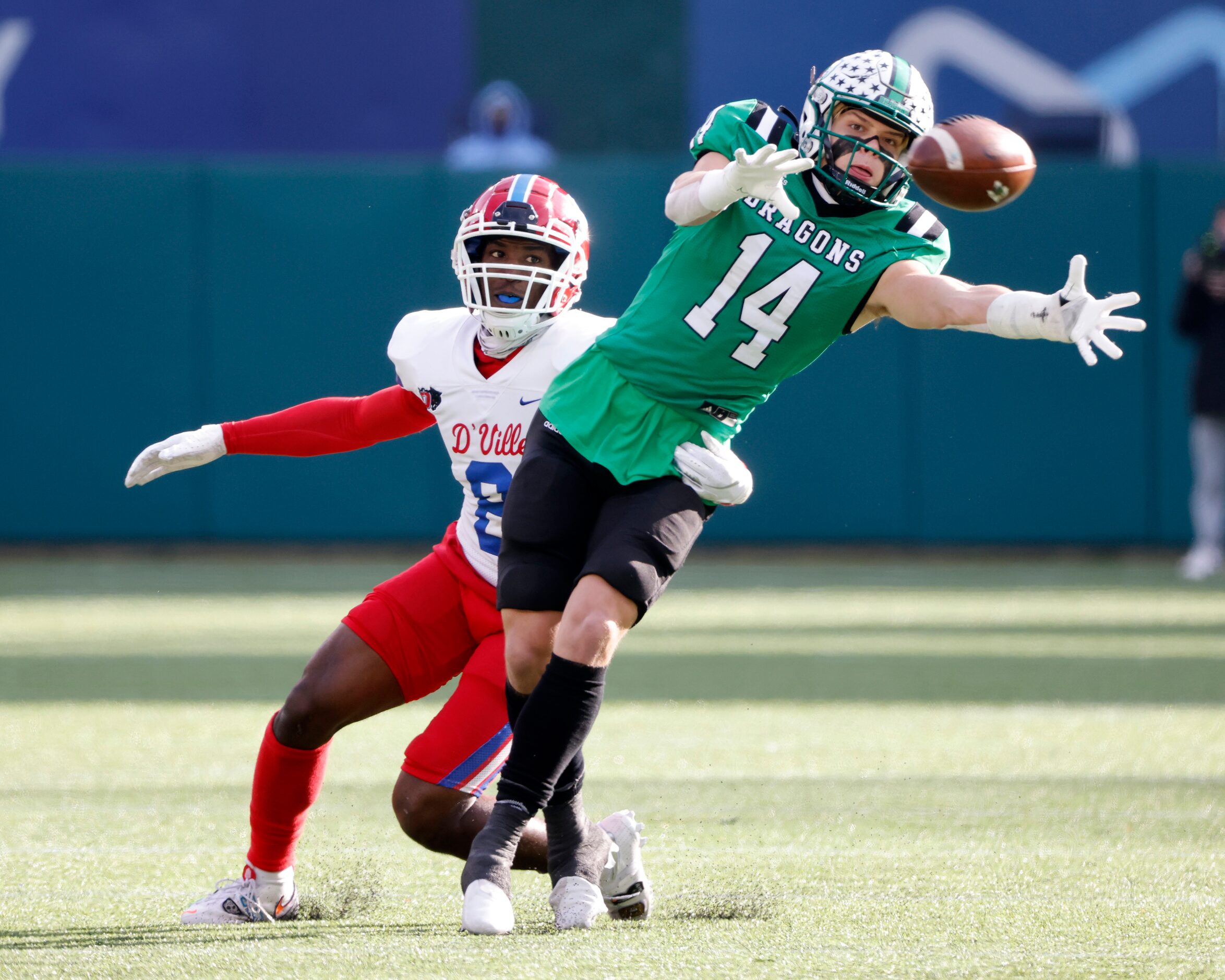 Duncanille’s Jadarius Thursby (8) defends as Southlake Carroll’s Brady Boyd (14) fails to...