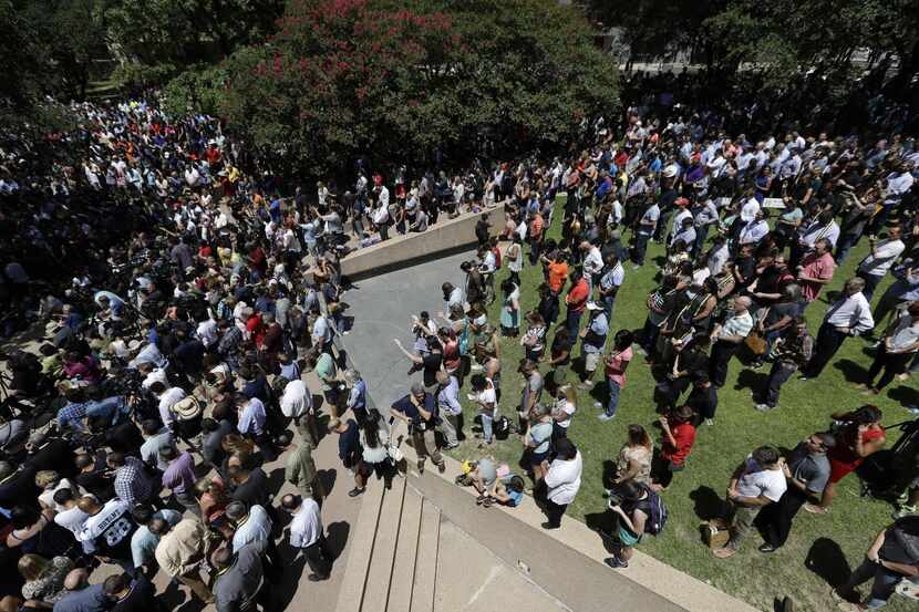 Cientos de personas rezaron el viernes en la plaza de Acción de Gracias en el centro de...