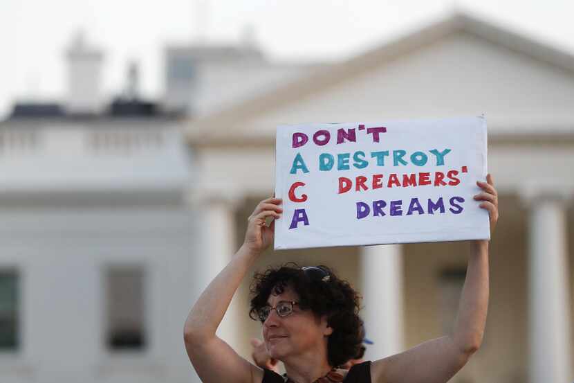 Una manifestante defiende el programa de Acción Diferida frente a la Casa Blanca.(AP)
