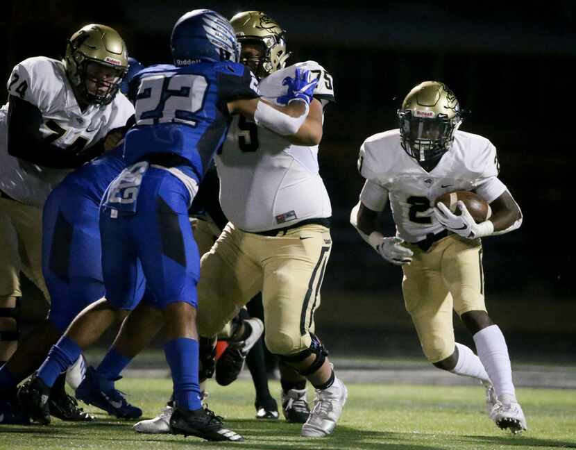 Royse City running back Ahmon Petty-Dozier (21) carries the ball behind his offensive...