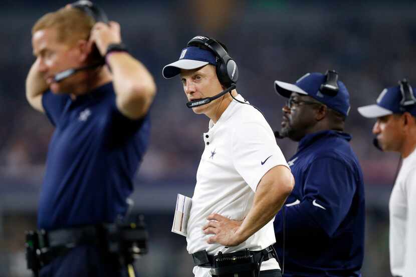 Dallas Cowboys tight ends coach Doug Nussmeier (center) watches the offense face the New...