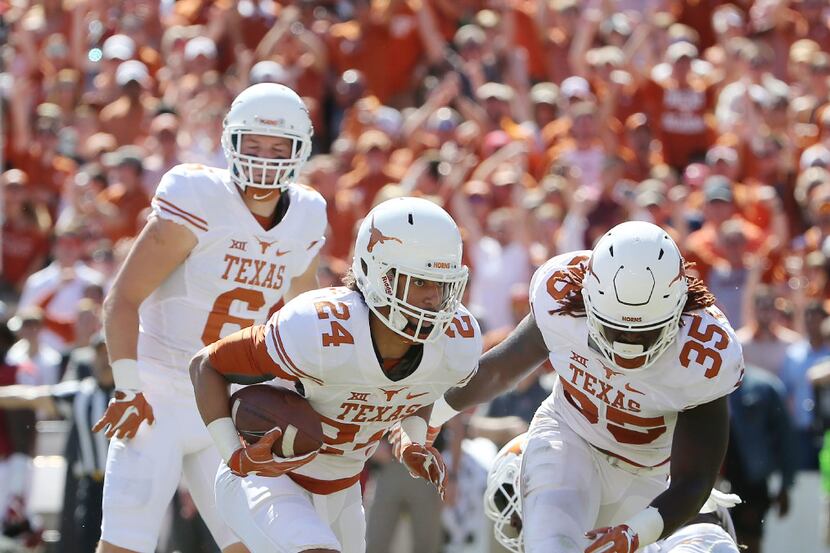 Texas Longhorns cornerback John Bonney (24) recovers a punt after the ball became live on a...