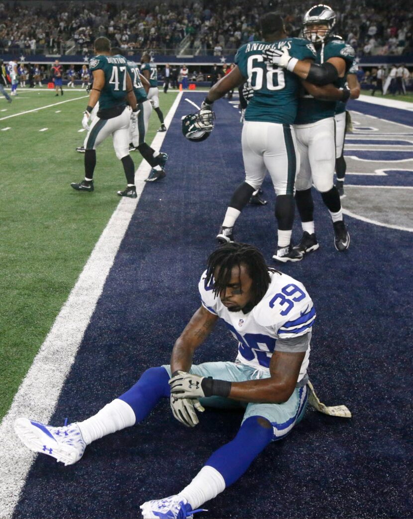 Brandon Carr yace en la línea de anotación tras un TD de los Eagles en tiempo extra que le...