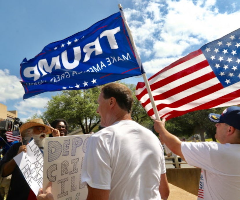 Casa Gaytán (izq.) discute con el simpatizante de Trump, Rocky C. Beaudreau.